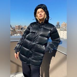 Aritzia Superpuff Liquid Shine Black Mid Length size Medium